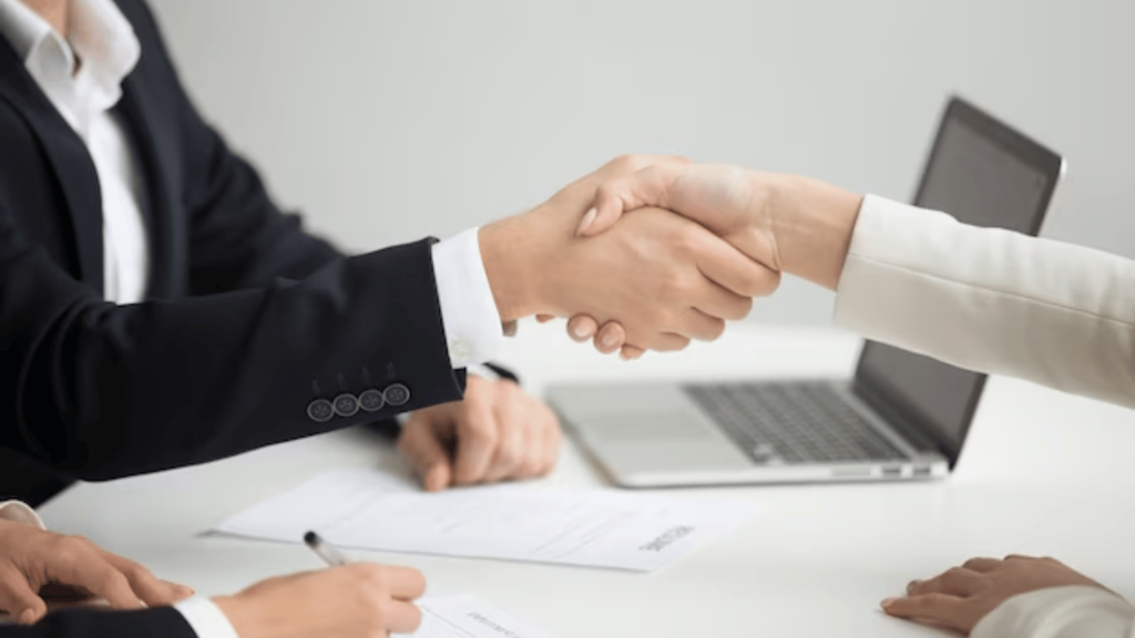 The image depicts an employee and employer shaking hands. It is to represent tips on singapore jobs for foreigners.